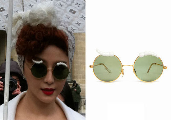 Kính mắt lông mày Moo. Sự đặc biệt của đôi kính là gắn thêm hai hàng lông mày bằng ngọc trai trên kính giúp người đeo nó thu hút được sự chú ý của mọi người. Kính mắt lông mày Moo. Sự đặc biệt của đôi kính là gắn thêm hai hàng lông mày bằng ngọc trai trên kính giúp người đeo nó thu hút được sự chú ý của mọi người.