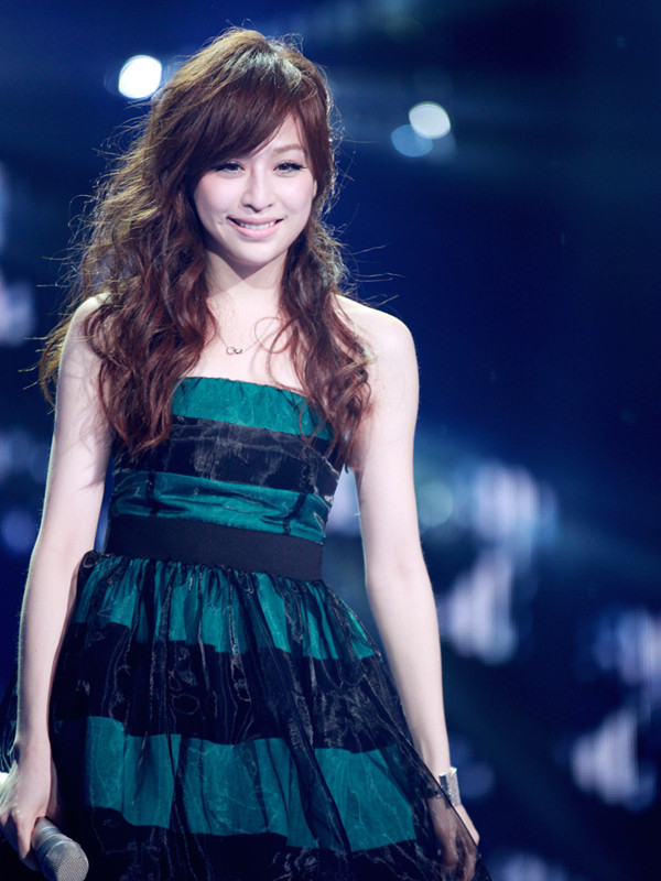 Khi cười trông cô rất xinh và tạo nên ma lực với đôi môi nhỏ nhắn này. Khi cười trông cô rất xinh và tạo nên ma lực với đôi môi nhỏ nhắn này.