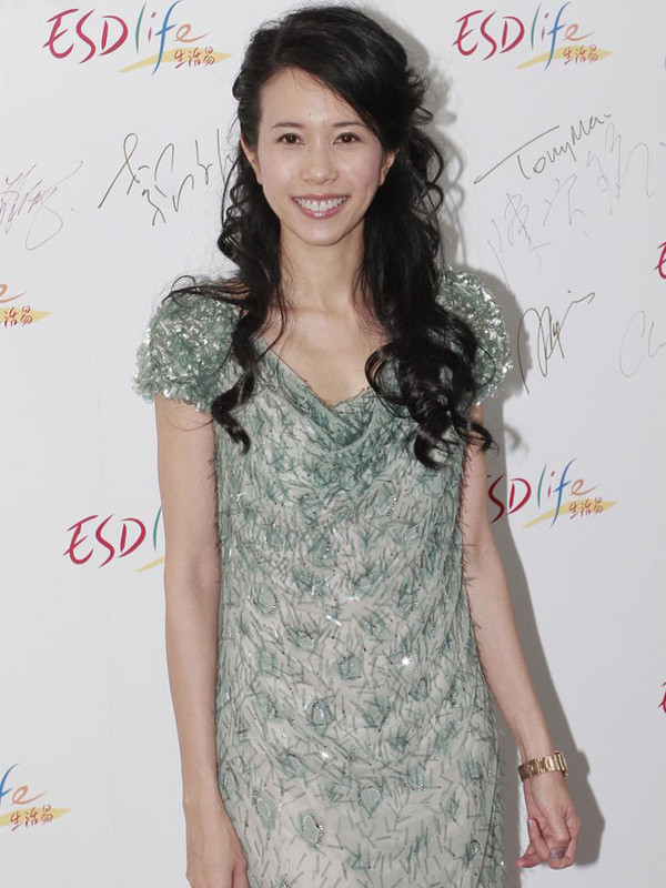 Mạc Văn Úy thường được biết đến là người đẹp sở hữu vẻ đẹp đậm chất Hồng Kông. Mạc Văn Úy thường được biết đến là người đẹp sở hữu vẻ đẹp đậm chất Hồng Kông.