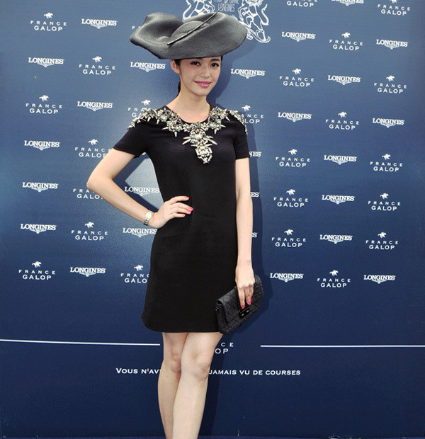 Độ dày vừa phải cùng đường cong của môi dưới theo hình vòng cung, môi trên chảy dài khiến đôi môi cô trẻ nên ấn tượng hơn. Độ dày vừa phải cùng đường cong của môi dưới theo hình vòng cung, môi trên chảy dài khiến đôi môi cô trẻ nên ấn tượng hơn.