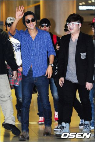 "Hot boy" của Suju, Siwon cao to, lực lưỡng nhưng lại rất đáng yêu với đôi kính đen và nụ cười hiền hòa. "Hot boy" của Suju, Siwon cao to, lực lưỡng nhưng lại rất đáng yêu với đôi kính đen và nụ cười hiền hòa.