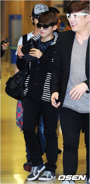 Ryeowook, anh chàng nhỏ bé của Super Junior dù đeo kính đen những vẫn vô cùng dễ thương. Ryeowook, anh chàng nhỏ bé của Super Junior dù đeo kính đen những vẫn vô cùng dễ thương.