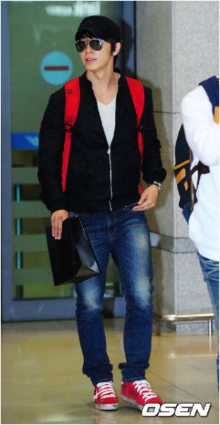 Dong Hae của Suju trẻ trung, cuốn hút với quần jeans, áo khoác và kính đen nam tính. Dong Hae của Suju trẻ trung, cuốn hút với quần jeans, áo khoác và kính đen nam tính.