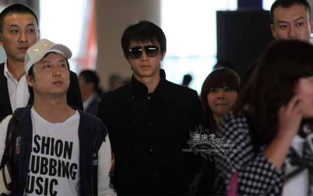 Hangeng, chàng ca sĩ solo đang "hot" của làng nhạc Trung Quốc với kính đen cùng hai vệ sĩ cao lớn đi bên cạnh rất giống phong cách mafia đích thực. Hangeng, chàng ca sĩ solo đang "hot" của làng nhạc Trung Quốc với kính đen cùng hai vệ sĩ cao lớn đi bên cạnh rất giống phong cách mafia đích thực.