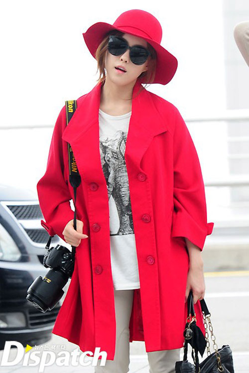 Jessica SNSD sành điệu và thời trang với đồng bộ áo mũ hồng thêm đôi kính đen rất phong cách. Jessica SNSD sành điệu và thời trang với đồng bộ áo mũ hồng thêm đôi kính đen rất phong cách.