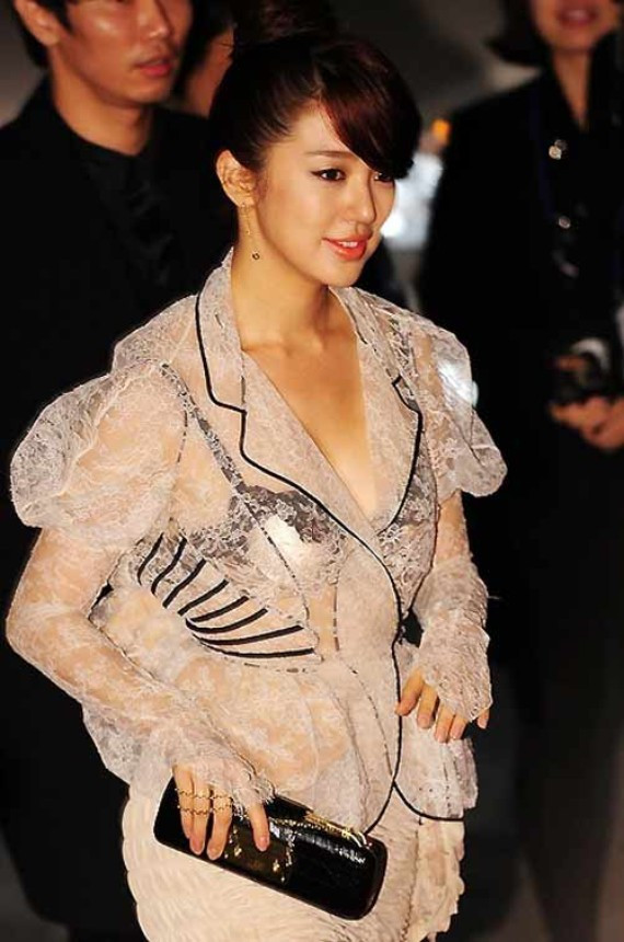 "Nữ hoàng quảng cáo" Yoon Eun Hye ngày càng táo bạo khiến fan được nhiều phen mãn nhãn. "Nữ hoàng quảng cáo" Yoon Eun Hye ngày càng táo bạo khiến fan được nhiều phen mãn nhãn.