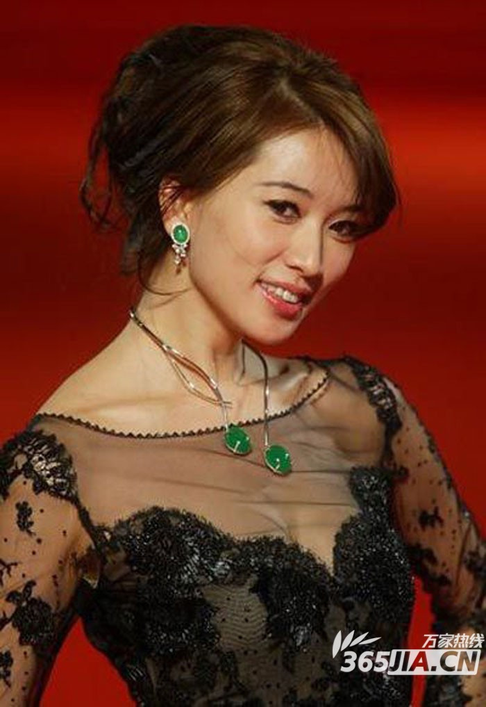 Lâm Chí Linh cũng sử dụng làn vải mỏng màu đen để khoe dáng người siêu mẫu. Lâm Chí Linh cũng sử dụng làn vải mỏng màu đen để khoe dáng người siêu mẫu.
