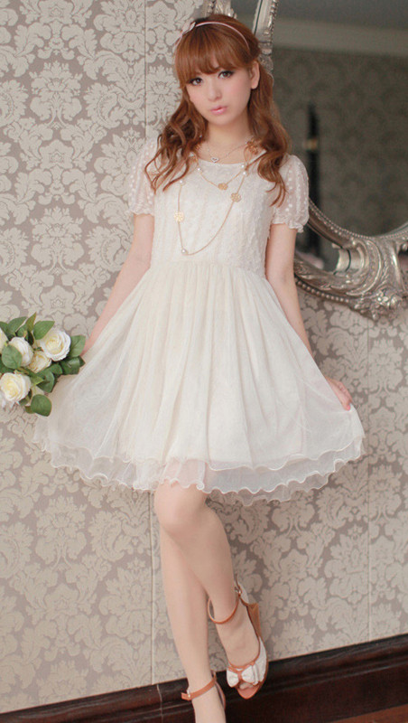 Váy trắng công chúa nữ tính và đáng yêu. Váy trắng công chúa nữ tính và đáng yêu.