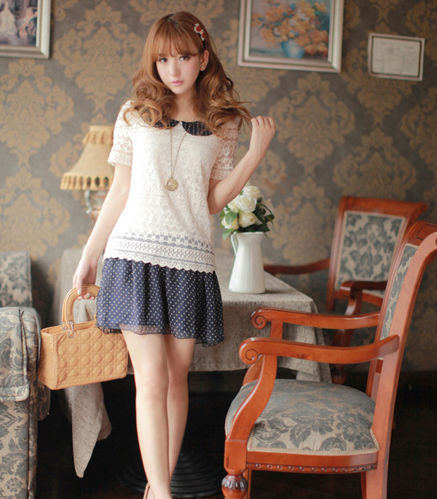 Tinh khôi trong váy chấm bi đen nhỏ cùng áo ren trắng. Tinh khôi trong váy chấm bi đen nhỏ cùng áo ren trắng.