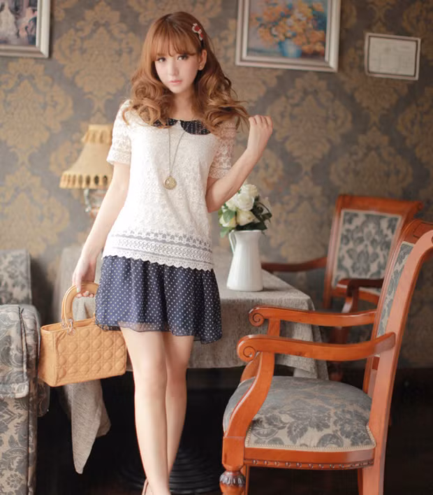 Tinh khôi trong váy chấm bi đen nhỏ cùng áo ren trắng.