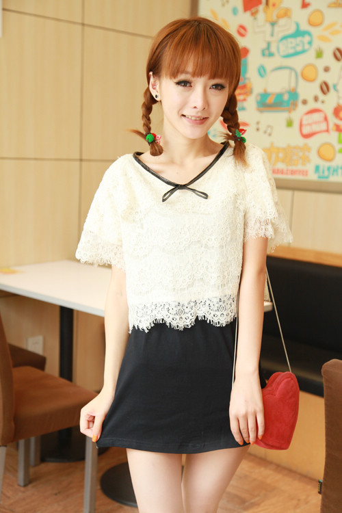 Áo ren trắng lửng và váy đen, thoải mái không bó sát nhưng vẫn rất đẹp. Áo ren trắng lửng và váy đen, thoải mái không bó sát nhưng vẫn rất đẹp.