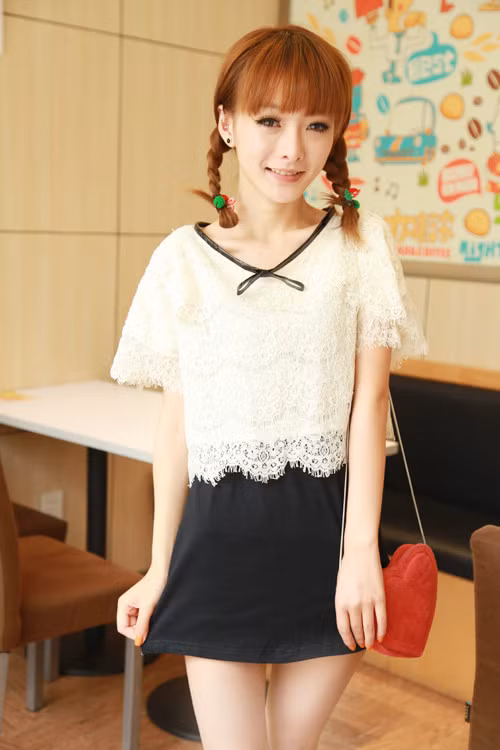 Áo ren trắng lửng và váy đen, thoải mái không bó sát nhưng vẫn rất đẹp.