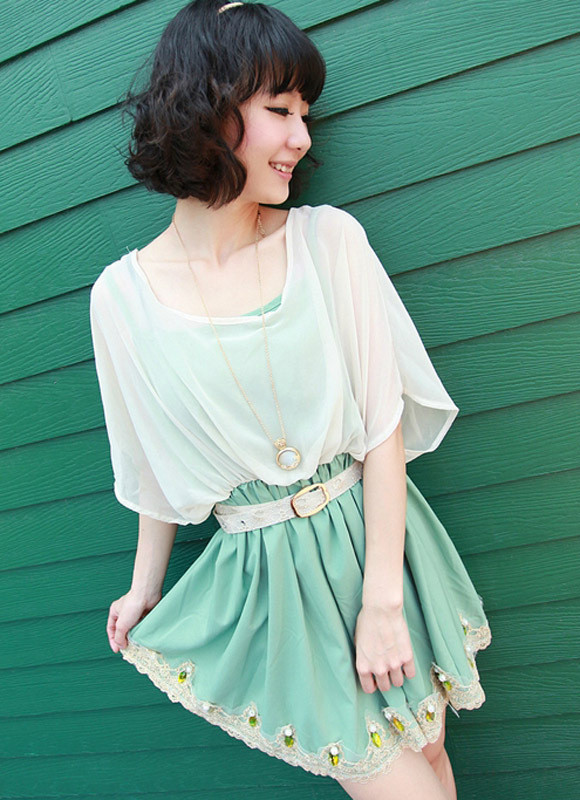 Điệu đà hơn với váy xanh "áo" trắng. Điệu đà hơn với váy xanh "áo" trắng.