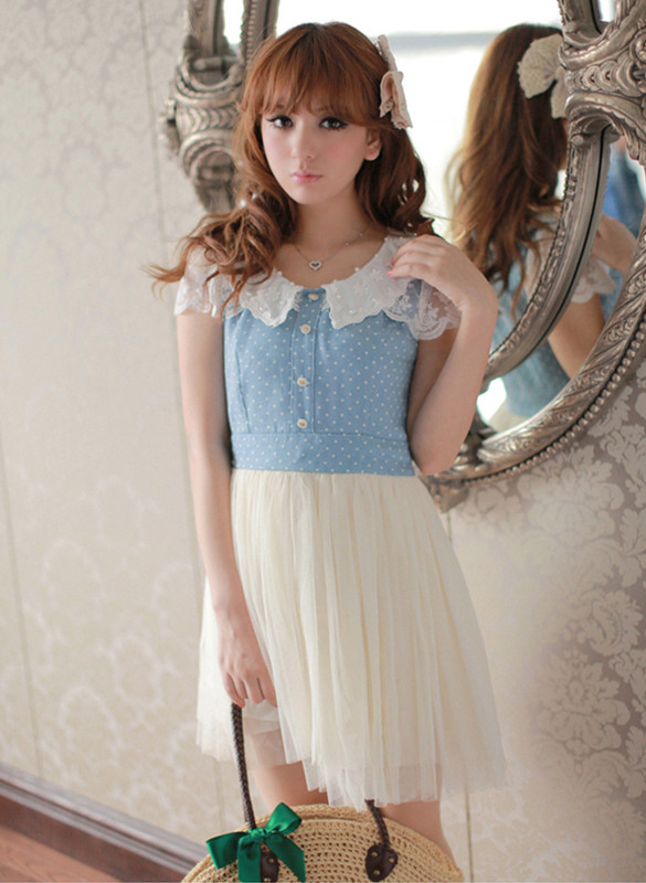 Sự phối hợp hai màu xanh trắng giúp chiếc váy bớt đơn điệu. Sự phối hợp hai màu xanh trắng giúp chiếc váy bớt đơn điệu.