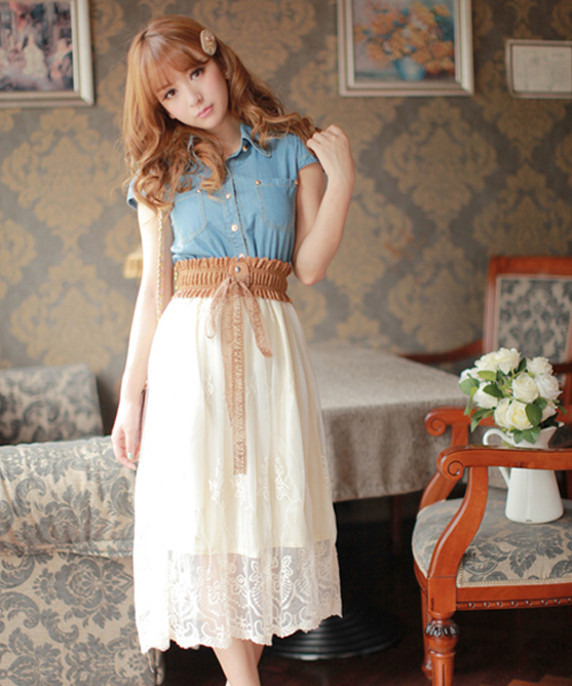 Sành điệu với váy trắng dài kết hợp cùng thắt lưng to bản, áo xanh. Sành điệu với váy trắng dài kết hợp cùng thắt lưng to bản, áo xanh.