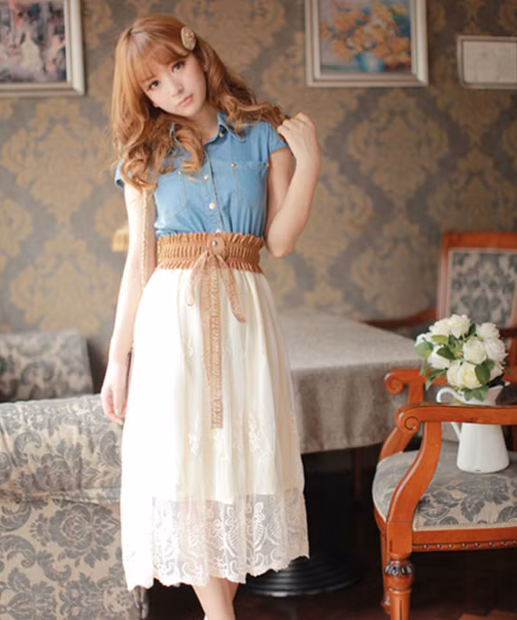 Sành điệu với váy trắng dài kết hợp cùng thắt lưng to bản, áo xanh.