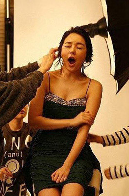 Yoon Eun Hye mặc kệ mọi người muốn làm gì thì làm: "Tôi buồn ngủ lắm rồi".