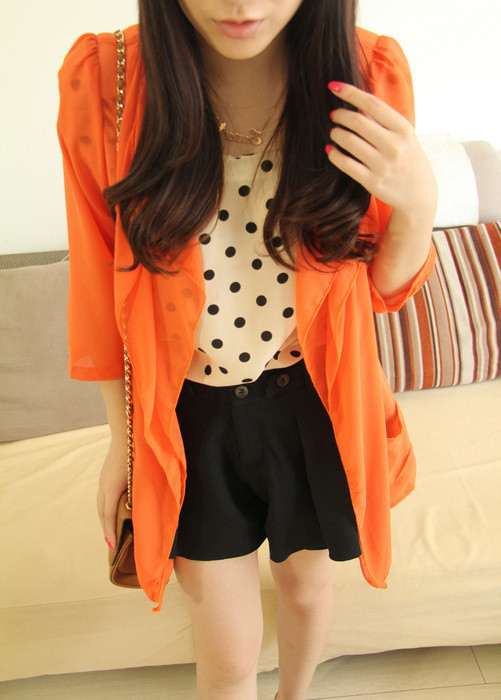 Áo khoác dài sẽ giúp bạn phong cách hơn với quần soóc và sơ mi.