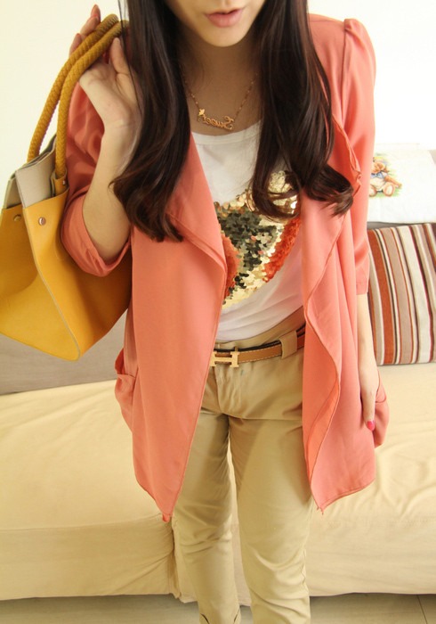 Trẻ trung nhưng vẫn rất lịch sự với quần dài, áo phông và áo khoác.