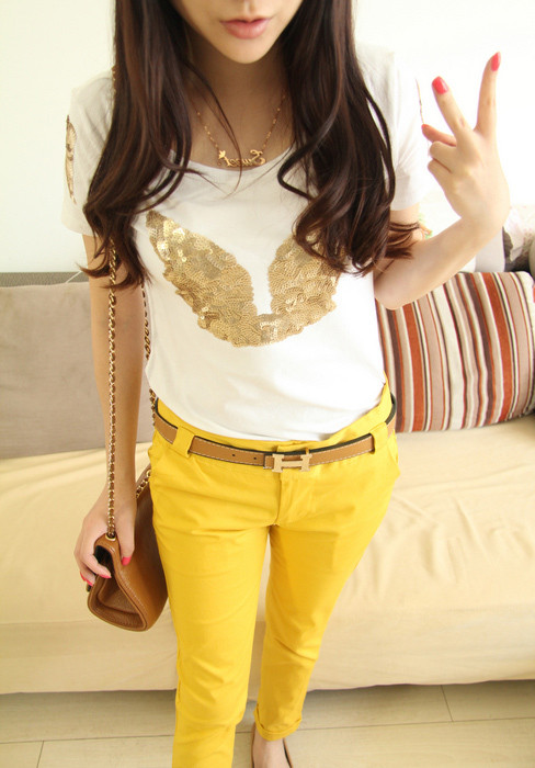 Áo phông, quần dài luôn là phong cách hiện đại nhất và trẻ trung nhất.