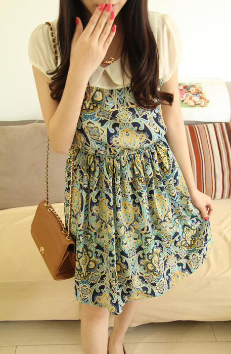 Váy hoa với đường cổ áo màu trắng giúp bạn gái thêm nữ tính và thanh lịch .