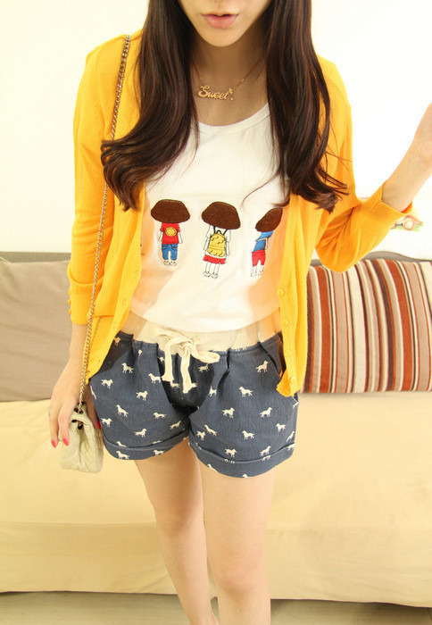 Nếu chỉ với quần soóc áo phông nhiều lúc bạn nghĩ hơi trẻ con, vậy thì thêm một chiếc áo khoác nhẹ sẽ làm thay đổi phong cách hoàn toàn.