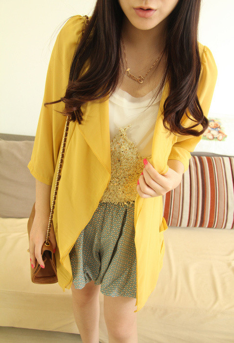 Bạn vẫn có thể chọn cho mình phong cách xì tin bằng việc phối hợp áo phông, váy ngắn hoặc quần soóc, đi kèm với áo khoác lại càng lịch sự hơn.