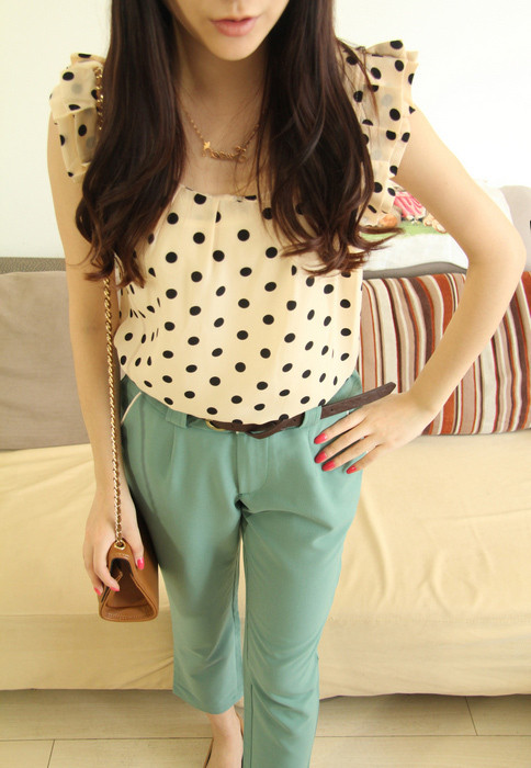 Quần ngố đi cùng sơ mi chấm bi đen, trẻ trung, năng động.