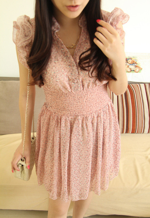 Váy liền thân tay bồng, ôm eo giúp người mặc tạo ấn tượng mạnh hơn.