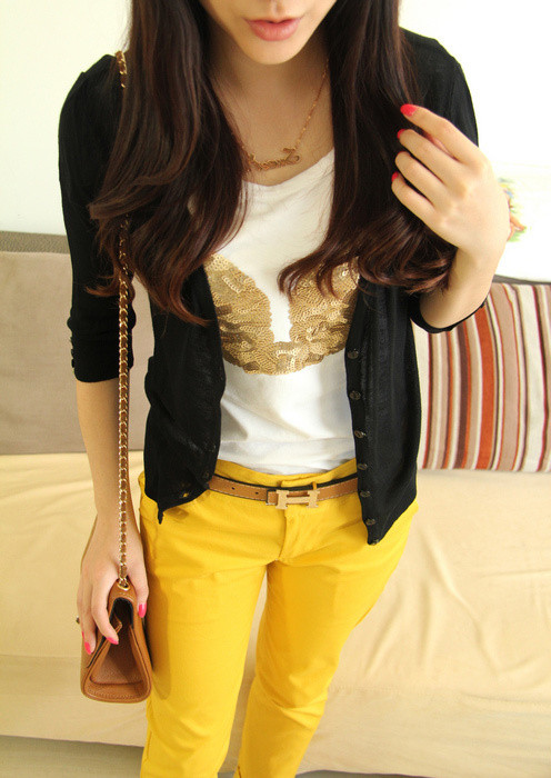 Cũng phong cách đó nhưng nếu khéo léo kết hợp thêm áo khoác sẽ giúp bạn trở nên chững chạc hơn.