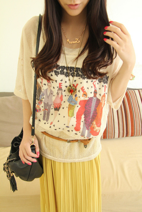 Váy dài đi cùng áo phông rộng, trẻ trung nhưng không đánh mất phong cách lịch sự của bạn gái.