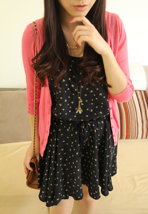 Khoác thêm một chiếc áo len mỏng càng giúp bạn phong cách hơn với bộ đầm đen.