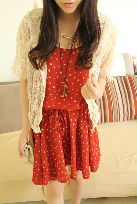 Váy đỏ đi cùng áo khoác ren màu trắng, hài hòa và rất đẹp.