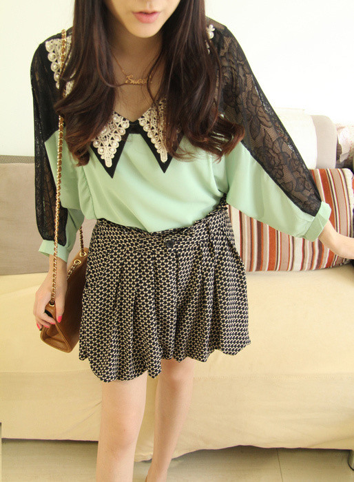 Sơ mi điệu đà với vải ren may theo phong cách cánh dơi kết hợp rất thời trang với váy ngắn xếp li.