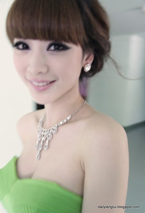 Kiêu sa và quý phái với váy quây vừa đủ khoe vòng một đầy đặn và bờ vai thon. Ảnh: daiylenglui Kiêu sa và quý phái với váy quây vừa đủ khoe vòng một đầy đặn và bờ vai thon. Ảnh: daiylenglui