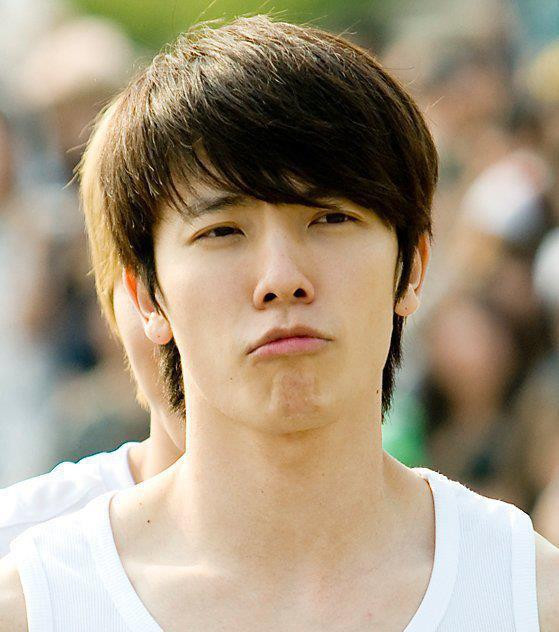 Đẹp trai nhưng khi làm hành động dễ thương Dong Hee còn đáng yêu hơn con gái.