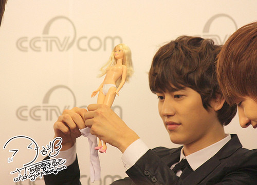 Năm nay đã 26 tuổi rồi mà sao vẫn chơi búp bê của bé gái thế?