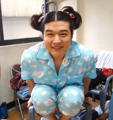 Mặc đồ bộ, tóc hai bím khiến Shin Dong như em bé "ngoại cỡ".