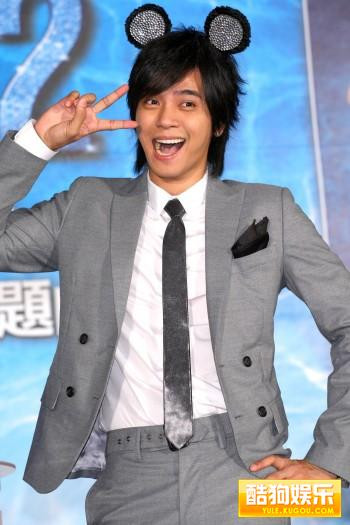 Anh chàng La Chí Tường cũng có phút "xuất thần" làm hành động vô cùng đáng yêu với tai mèo. Ảnh: yule