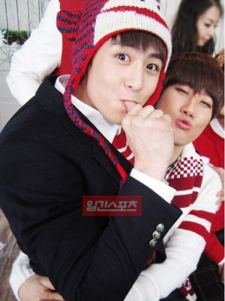 "Em bé" Nichkhun đang mút tay đó!