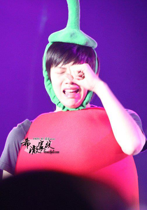 Quả cà chua Hee Chul đang khóc nhè làm nũng!