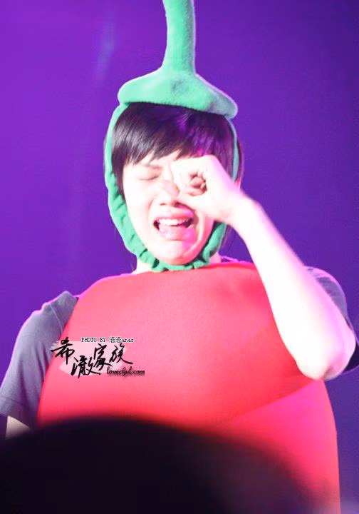 Quả cà chua Hee Chul đang khóc nhè làm nũng!