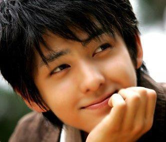 Nụ cười mỉm mang "thương hiệu" Kim Ki Bum đã làm bao fan ngây ngất.