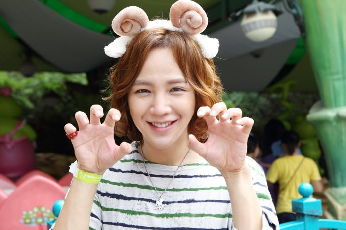 Jang Geun Suk tóc dài, cài nơ trông càng giống con gái.