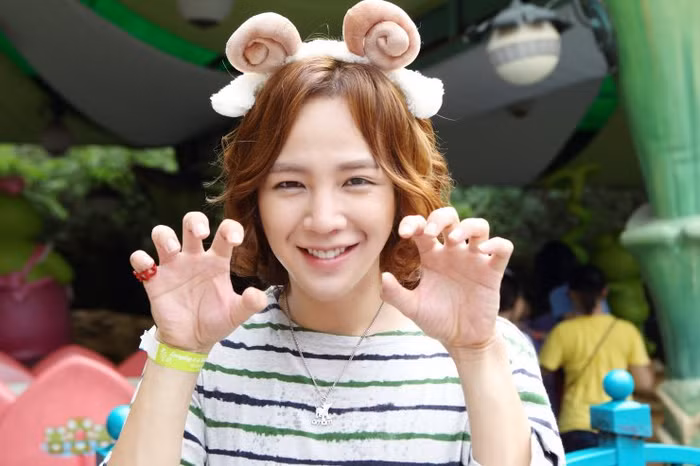 Jang Geun Suk tóc dài, cài nơ trông càng giống con gái.