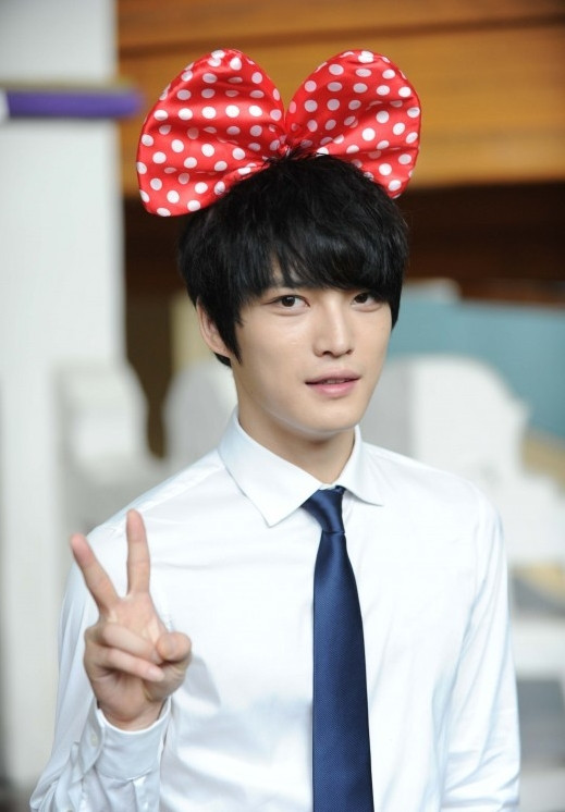 Mặc sơ mi thắt ca la vát lịch sự, bảnh bao thế nhưng Hero Jaejoong vẫn khiến khán giả được phen điên đảo vì nơ chuột mickey trên đầu.