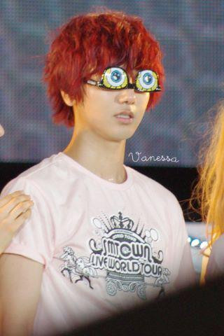 Đôi kính của Ye Sung khiến bao người phải bật cười.