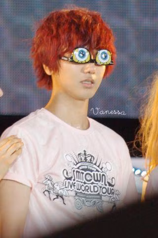 Đôi kính của Ye Sung khiến bao người phải bật cười.