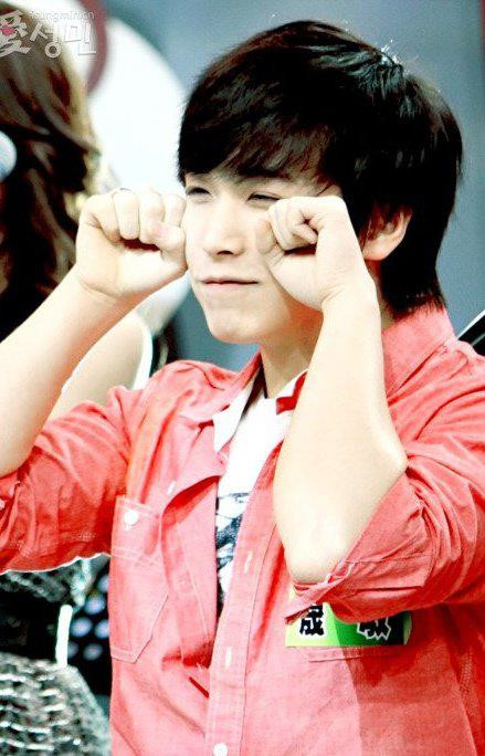 Sung Min học theo mèo con làm hành động vô cùng dễ thương.