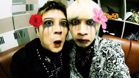 Hóa trang thành ma dọa người nhưng lại khiến hai anh chàng Shin Dong và Eun Hyuk trở nên đáng yêu hơn.